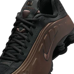 Shox R4 Off Noir & Ironstone