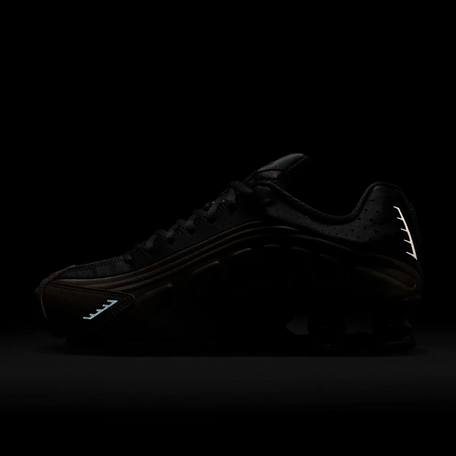 Shox R4 Off Noir & Ironstone